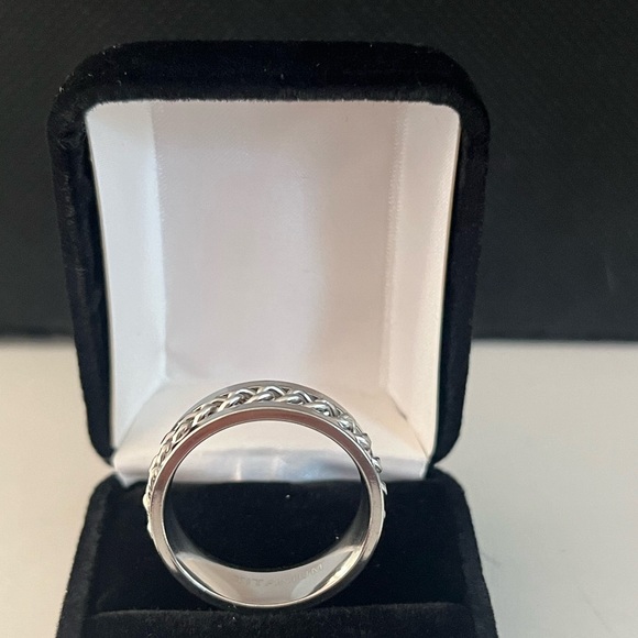 New, men’s titanium steel ring with a chain design in the middle, sizes 10,11,12 - Picture 3 of 3